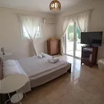 Private With Pool, Bbq & View Vila